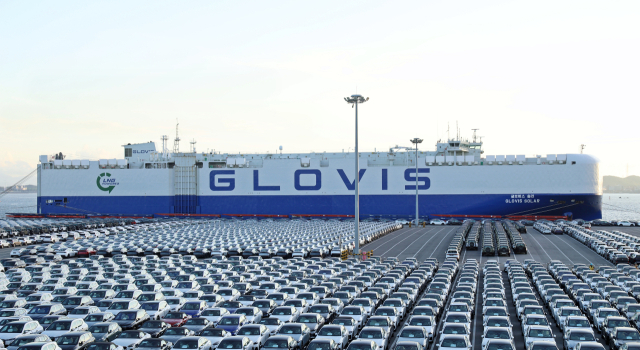 현대글로비스가 지난해 도입한 LNG 이중연료 추진 엔진 탑재 자동차운반선 '글로비스 솔라'가 최근 현대글로비스 평택항 자동차전용 부두(HPIT)에서 차량 선적을 기다리고 있는 모습. 현대글로비스 제공