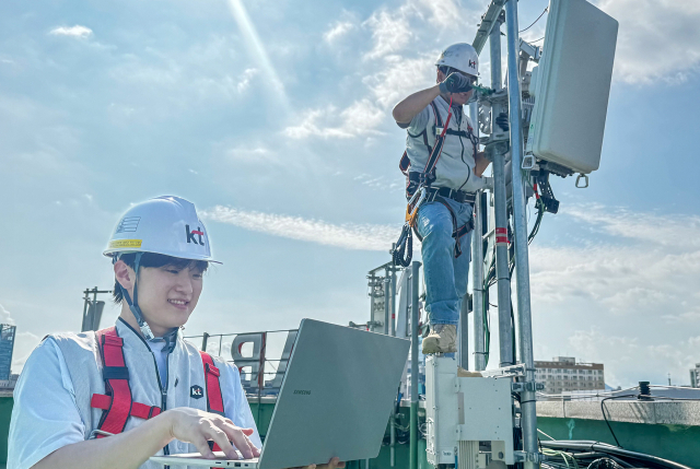 KT가 상용 5G 네트워크에서 AI-RAN(인공지능 기반 무선접속망) 기술 검증을 시작했다고 26일 밝혔다. 사진은 KT 직원들이 AI-RAN 기술 검증을 진행하는 모습. KT 제공