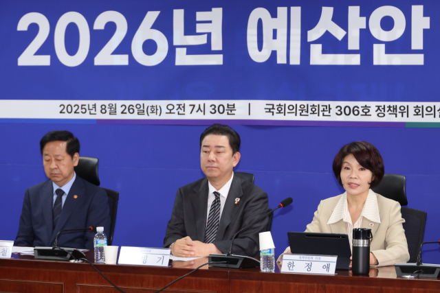 더불어민주당 한정애 정책위의장이 26일 서울 여의도 국회 의원회관에서 열린 2026년 예산안 당정협의회에서 발언하고 있다. 왼쪽부터 구윤철 경제부총리 겸 기획재정부 장관, 김병기 원내대표, 한정애 정책위의장. 연합뉴스