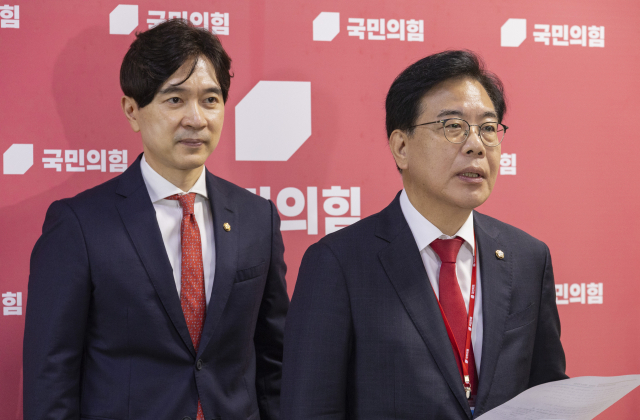 국민의힘 송언석 비상대책위원장 겸 원내대표가 26일 국회에서 한미 정상회담 관련 브리핑을 하고 있다. 송 비대위원장은 