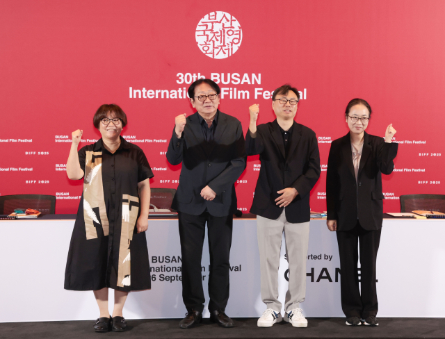 26일 부산 해운대구 영화의전당에서 열린 제30회 부산국제영화제 개최 기자회견에서 김영덕(왼쪽부터) 마켓위원장, 박광수 부산국제영화제 이사장, 정한석 집행위원장, 박가언 수석프로그래머가 파이팅을 외치고 있다. 정대현 기자 jhyun@