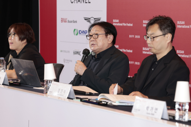 제30회 부산국제영화제 개최 기자회견이 열린 26일 부산 해운대구 영화의전당에서 박광수 부산국제영화제 이사장이 올해 영화제 프로그램에 대해 설명하고 있다. 정대현 기자 jhyun@