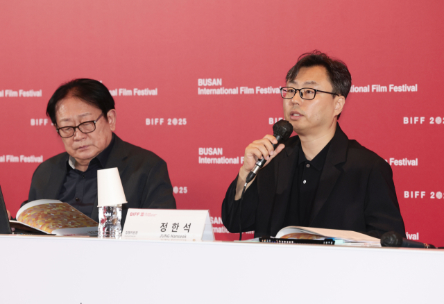 제30회 부산국제영화제 개최 기자회견이 열린 26일 부산 해운대구 영화의전당에서 정한석 집행위원장이 올해 영화제에 대해 설명하고 있다. 왼쪽은 박광수 이사장. 정대현 기자 jhyun@