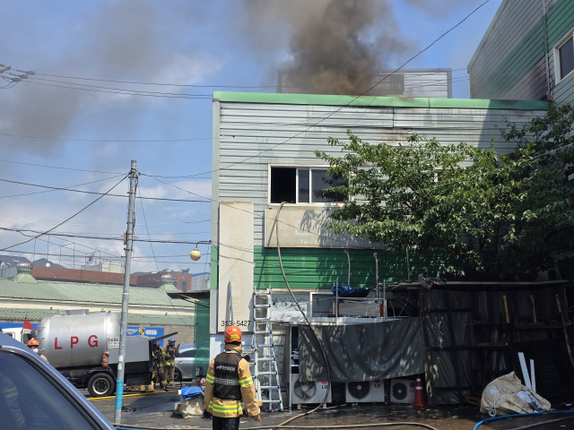 26일 낮 12시 20분께 폭발 사고가 난 부산 사상구 한 제조 공장. 독자 제공