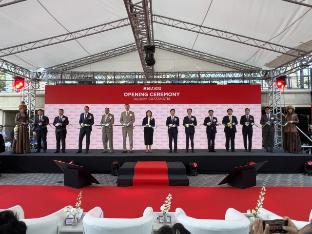 26일 오전 10시(현지시간) 카자흐스탄 알마티에서 열린 BNK 카자흐 은행(BNK 커머셜 뱅크) 본점의 개소식 모습. 이현정 기자