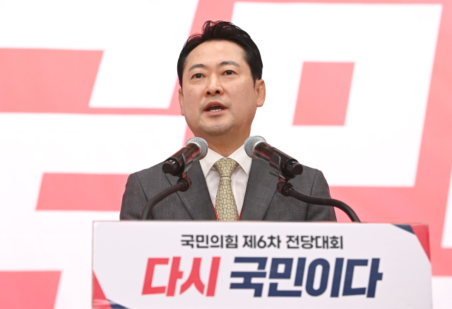 국민의힘 장동혁 신임 당 대표가 26일 서울 여의도 국회도서관에서 열린 제6차 전당대회 결선에서 당 대표로 선출된 뒤 수락 연설을 하고 있다. 연합뉴스