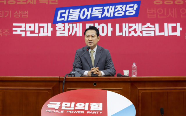 국민의힘 6차 전당대회에서 승리한 장동혁 신임 대표가 26일 국회 국민의힘 당 대표 회의실에서 열린 기자회견에서 향후 당 운영 계획을 묻는 질문에 답하고 있다. 연합뉴스