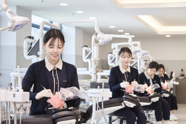 부산과학기술대는 산업현장 미러형 실습실을 구축하여 차별화된 교육을 하고 있다. 치위생과 학생들이 사람의 구강을 재현한 구강마네킹을 활용해 치석제거 실습을 하고 있다. 부산과기대 제공