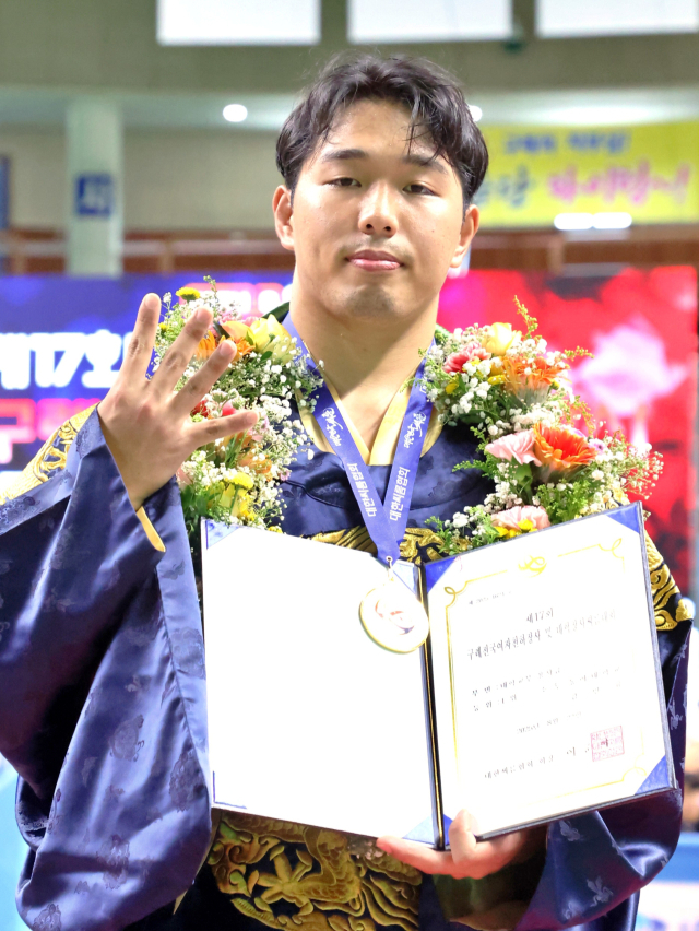 제17회 대학장사씨름대회에서 우승한 동아대 김민규. 부산씨름협회 제공