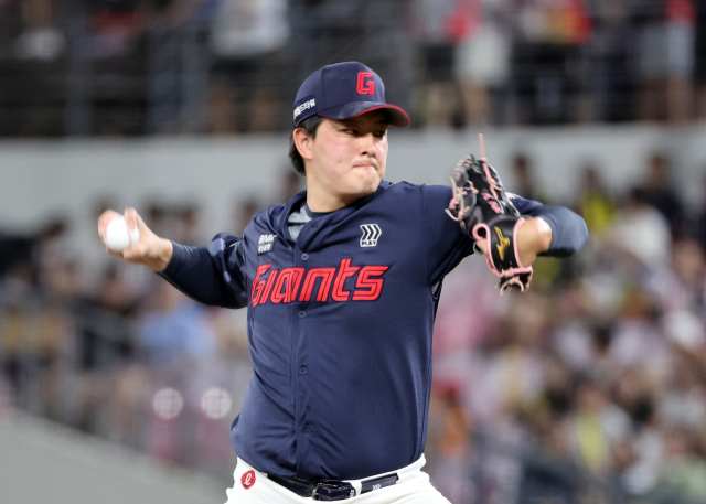 롯데 자이언츠 김원중이 지난달 6일 광주 기아챔피언스필드에서 열린 2025 프로야구 KIA 타이거즈전에서 9회에 투구하고 있다. 연합뉴스