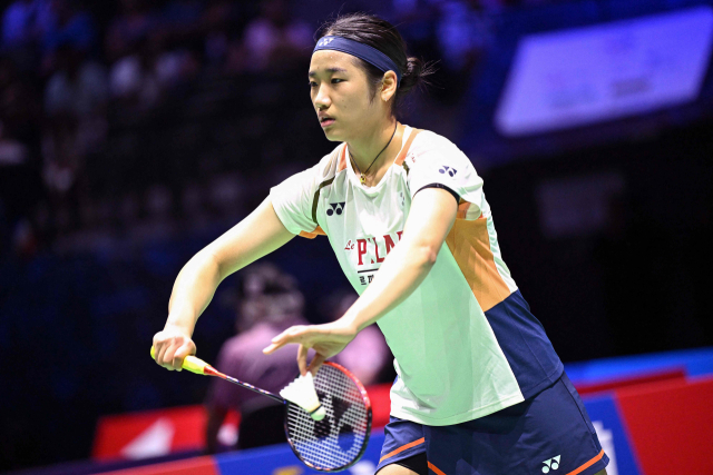 안세영이 26일(한국 시간) 프랑스 파리의 아디다스 아레나에서 열린 2025 세계개인배드민턴선수권 여자단식 64강에서 클라라 라소(벨기에)에게 서브를 넣고 있다. AFP연합뉴스