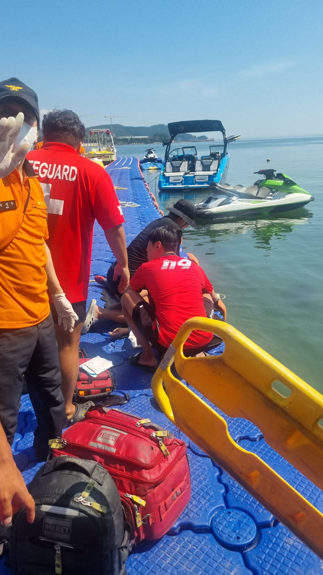 지난 23일 부산 기장군에서 해녀 2명이 심정지상태로 발견돼 심폐소생술을 받으며 병원으로 옮겨졌지만 끝내 숨졌다. 부산소방재난본부 제공