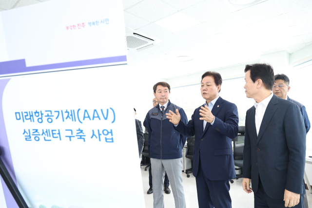 박 지사는 상생토크에 앞서 진주 가산일반산단 내 한국항공우주산업(KAI) 회전익 비행센터를 방문해 미래항공기체 산업 기반을 점검하기도 했다. 경남도 제공