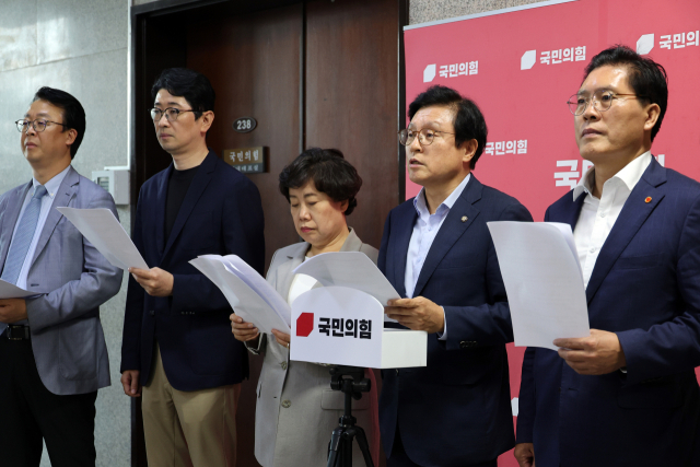 26일 서울 여의도 국회에서 박형수 의원 등 국민의힘 법제사법위원회 위원들이 추미애 위원장의 회의 진행 방식과 관련 규탄 성명을 발표하고 있다. 연합뉴스