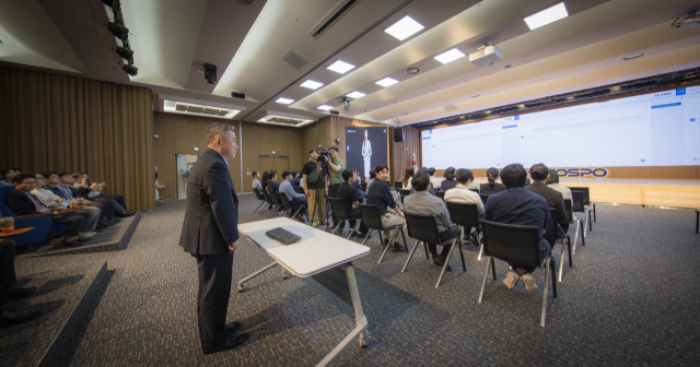 한국남부발전 김준동 사장이 26일 ‘AI·디지털 서비스 오픈 Day’에서 공공기관 최초 다목적 생성형 AI ‘KEMI’에 1호 프롬프트를 입력한 후 답변을 지켜보고 있다. 남부발전 제공