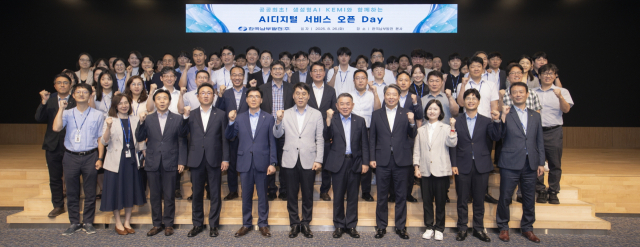 한국남부발전 김준동 사장(앞줄 오른쪽 다섯 번째)과 임직원들이 26일 부산 본사 대강당에서 열린 ‘AI·디지털 서비스 오픈 Day’에 참석한 후 기념촬영을 하고 있다. 남부발전 제공