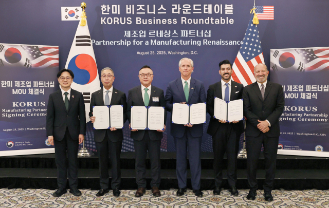 한국수력원자력이 25일(현지시간) 미국 워싱턴DC에서 아마존(Amazon), 엑스에너지(X-energy), 두산에너빌리티와 미국 SMR 프로젝트에 협력하기로 하고 업무협약을 맺었다. (왼쪽부터) 김정관 산업통상자원부 장관, 박지원 두산에너빌리티 회장, 황주호 한수원 사장, 제프리 클레이 셀(J. Clay Sell) 엑스에너지 CEO, 레이 포코우리(Ray Fakhoury) 아마존 에너지정책 관리자, 하워드 러트닉(Howard Lutnick) 미국 상무부 장관. 한수워 제공