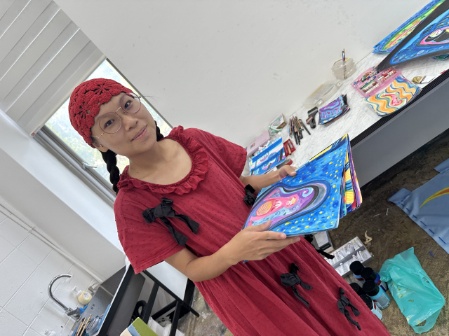 이번 릴레이 전시를 준비하던 지난 22일 홍티아트센터 레지던시 스튜디오에서 만난 대만 작가 황신. 김은영 기자 key66@