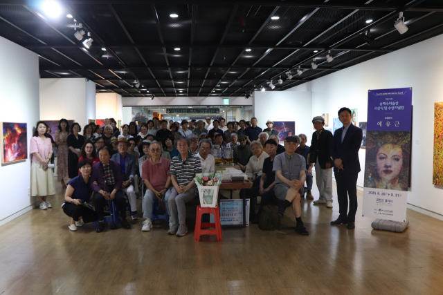 26일 오후 6시 부산 수영구 금련산역갤러리에서 열린 제21회 ‘송혜수 미술상’ 시상식에서 예유근(한가운데 스트라이프 티셔츠) 화백을 비롯한 참석자들이 단체 기념사진을 찍고 있다. 부산미술협회 제공