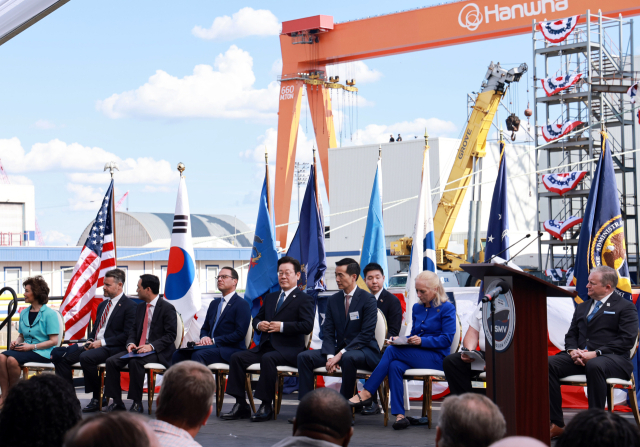이재명 대통령이 26일(현지시간) 미국 필라델피아의 한화 필리조선소에서 열린 '스테이트 오브 메인'호 명명식에 참석하고 있다. 이 대통령 오른쪽은 김동관 한화그룹 부회장. 이 선박은 미국 해양청이 발주한 국가 안보 다목적 선박 5척 중 3호선이다. 연합뉴스