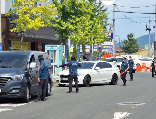 경남경찰이 도로변에서 순찰활동을 벌이고 있다. 경남경찰청 제공
