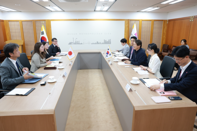 지난 26일 부산시청 국제의전실에서 부산시와 일본 나가사키현 대표단이 교류·협력 방안을 논의하고 있다. 부산시 제공