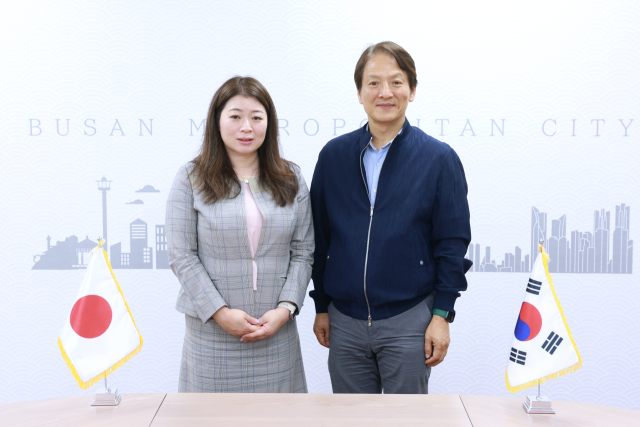 지난 26일 부산시청 국제의전실에서 성희엽(오른쪽) 부산시 미래혁신부시장과 바바 유코 일본 나가사키현 부지사가 기념 촬영을 하고 있다. 부산시 제공