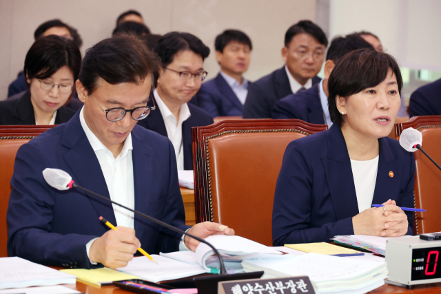 전재수 해양수산부장관 장관(왼쪽)과 송미령 농림축산식품부 장관이 26일 국회에서 열린 농림축산식품해양수산위원회 전체회의 참석해 질의에 답변하고 있다. 연합뉴스