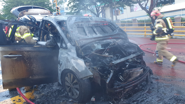 26일 오후 6시 20분 영도구 동삼동의 한 초등학교 인근을 주행하던 카니발 차량에서 불이 났다. 부산소방재난본부 제공