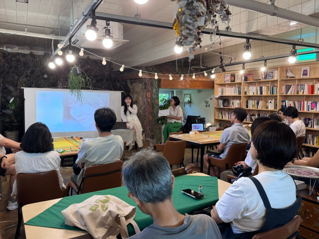 마을책방 북콘서트 장면. 경남도 제공