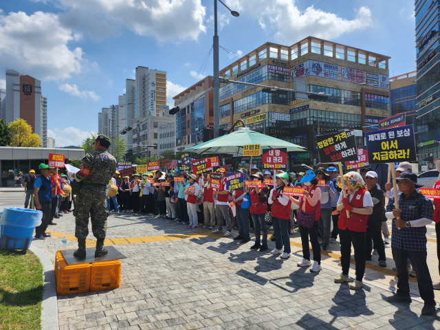 27일 오전 10시 30분 경남 진주시 한국토지주택공사 앞에서 열린 집회 모습. 대저 공공주택 통합 대책위원회 제공
