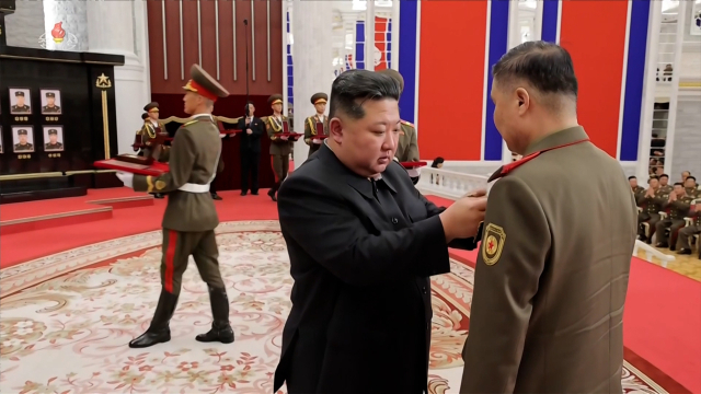 김정은 북한 국무위원장이 지난 22일 당 중앙위원회 본부청사에서 열린 해외작전부대 국가표창수여식에서 해외작전 참전자에게 직접 국가표창을 수여하는 모습. 연합뉴스