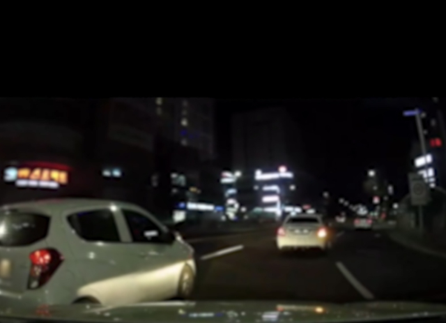 차량 블랙박스에 찍힌 고의 교통사고 보험사기단의 범행 당시 모습. 울산경찰청 제공