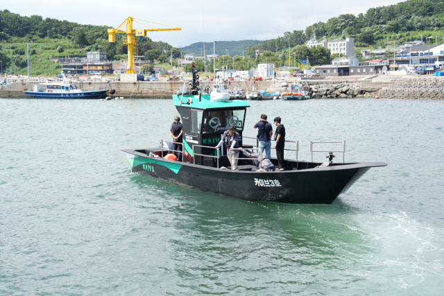 지난 26일 부산 강서구 천성항에서 열린 국내 최초 HDPE(고밀도 폴리에틸렌) 어선 ‘카이브3호’ 승선 체험 모습. 한국해양교통안전공단(KOMSA) 제공