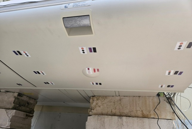 항공기내 선반에는 앞으로 온도 감응형 스티커를 붙인다. 선반 온도가 올라가면 스티커 색이 변해 화재를 미리 방지할 수 있게 된다. 국토부 제공