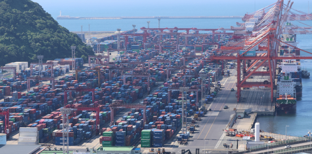 미국 관세 협상 타결, 민생회복 소비쿠폰 등 영향으로 기업 체감경기가 석 달 만에 개선됐다. 부산항 신선대부두에 컨테이너가 가득 쌓여 있는 모습. 연합뉴스