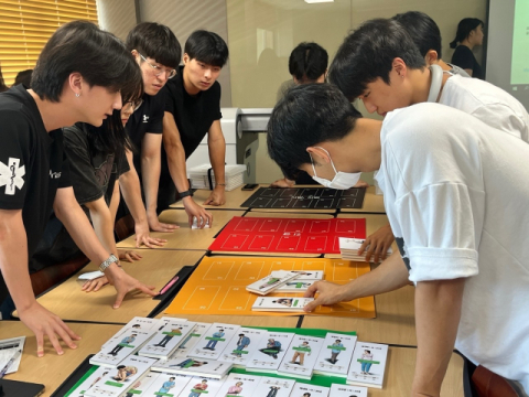 응급구조과 2학년 재학생들이 재난 도상 훈련을 진행하는 모습.