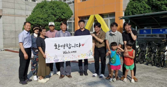통영시가 학생 수 감소로 폐교 위기에 처한 욕지초·중학교를 위해 추진한 ‘욕지도 자녀동반 전입세대를 위한 빈집 리모델링 등 주거지원 사업’ 첫 수혜 가족이 지난 22일 정식 입주했다. 통영시 제공