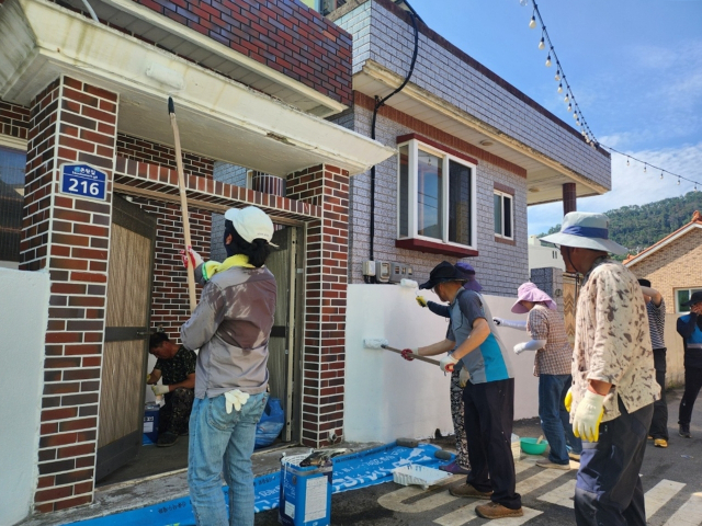 통영시 욕지도 주민들이 새로 전입하는 가족이 생활할 빈집을 손수 정비하고 있다. 통영시 제공