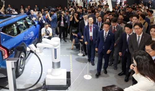 김민석 국무총리가 27일 부산 벡스코에서 열린 ‘2025 기후산업국제박람회’ 개막식 행사 참여를 계기로 박형준 부산시장 등과 함께 전시장을 둘러보고 있다. 김종진 기자 kjj1761@