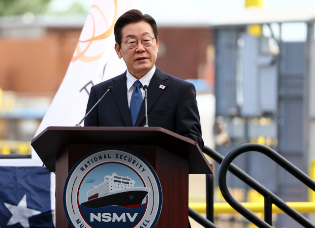 이재명 대통령이 26일(현지시간) 미국 필라델피아의 한화 필리조선소에서 '스테이트 오브 메인'호 명명식 축사를 하고 있다. 이 선박은 미국 해양청이 발주한 국가 안보 다목적 선박 5척 중 3호선이다. 연합뉴스