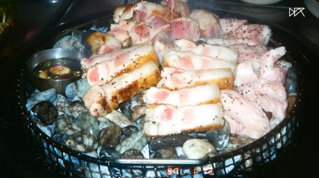 자갈 불판에서 구워먹는 특별함을 즐길 수 있는 랑돼지. 유튜브 채널 '덱스101' 캡처