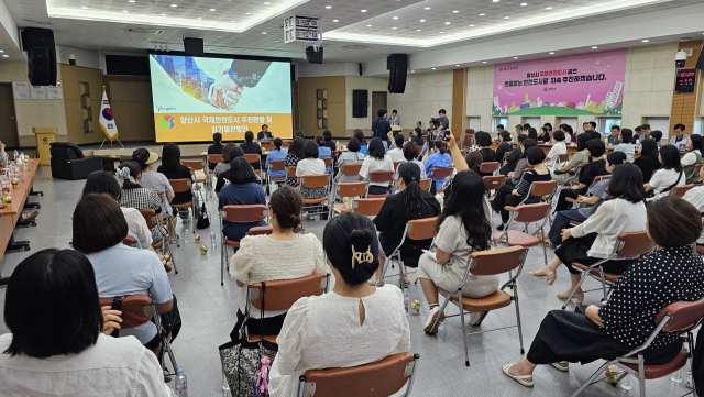 양산시는 27일 오전 대회의실에서 나동연 양산시장과 실·국장, 녹색어머니연합회 집행부와 회원 등 100여 명이 참석한 가운데 간담회를 갖고 있다. 김태권 기자