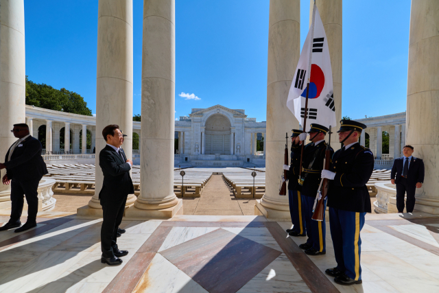 한미정상회담을 위해 미국을 방문 중인 이재명 대통령이 26일(현지시간) 알링턴 국립묘지에서 국기에 경례를 하고 있다. 연합뉴스
