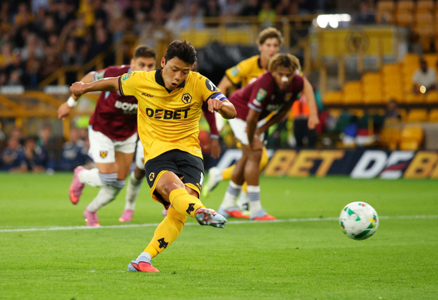 울버햄프턴의 황희찬이 27일(한국 시간) 영국 울버햄프턴에서 열린 웨스트햄과의 2025-2026 잉글랜드 리그컵 2라운드 경기에서 전반 43분 패널티킥을 차고 있다. 로이터연합뉴스