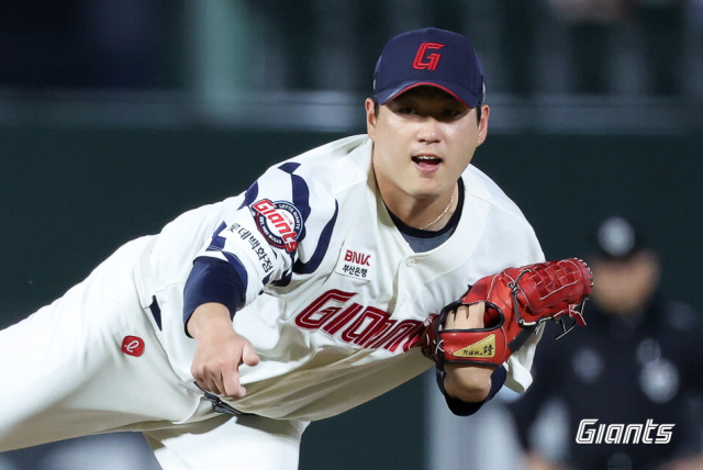 롯데 자이언츠 나균안이 지난 26일 부산 사직야구장에서 열린 2025 프로야구 KT 위즈와의 경기에서 역투하고 있다. 롯데 자이언츠 제공