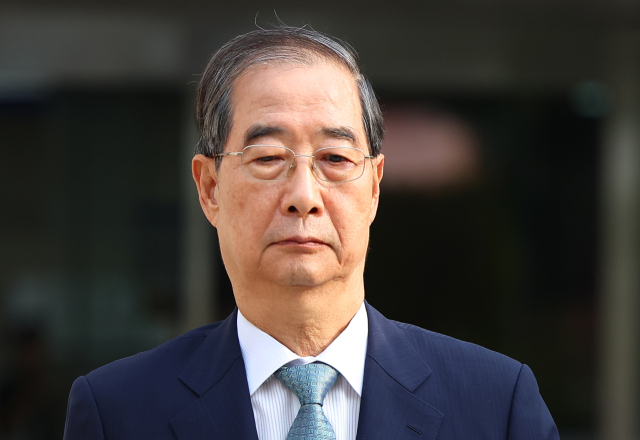 윤석열 전 대통령의 내란 행위 방조 혐의를 받는 한덕수 전 국무총리가 27일 구속 전 피의자 심문(영장실질심사)을 마친 뒤 대기 장소인 서울구치소로 이동하기 위해 서울 서초구 서울중앙지법 청사를 나서고 있다. 연합뉴스