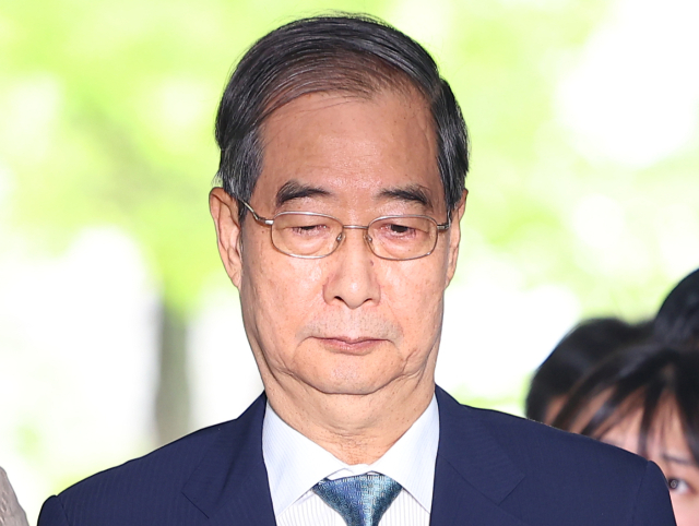 윤석열 전 대통령의 내란 행위 방조 혐의를 받는 한덕수 전 국무총리가 27일 구속 전 피의자 심문(영장실질심사)을 위해 서울 서초구 서울중앙지법에 출석하고 있다. 연합뉴스