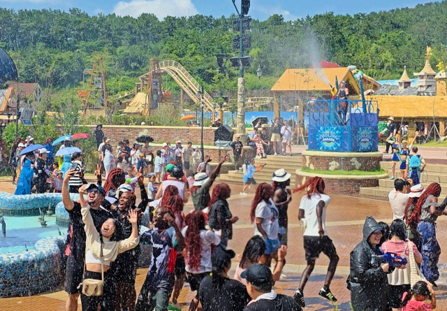 롯데월드 어드벤처 부산에서 외국인들이 쿨링 퍼레이드를 즐기고 있다. 롯데월드 부산 제공