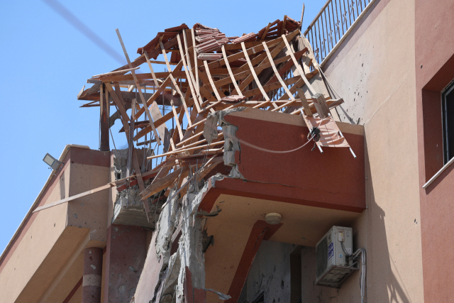26일 이스라엘의 공습으로 파괴된 팔레스타인 가자지구 남부 칸 유니스에 위치한 나세르 병원. 로이터연합